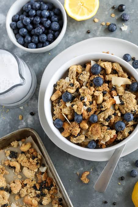 Blueberry & hazelnut granola
